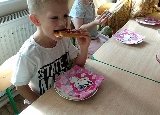 Grafika 7: SŁODKI POCZĘSTUNEK