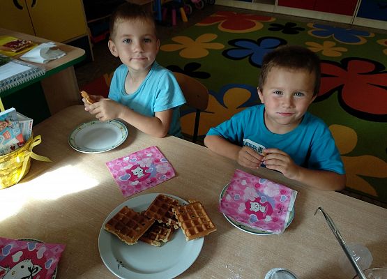 Grafika 9: SŁODKI POCZĘSTUNEK