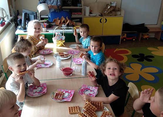 Grafika 1: SŁODKI POCZĘSTUNEK