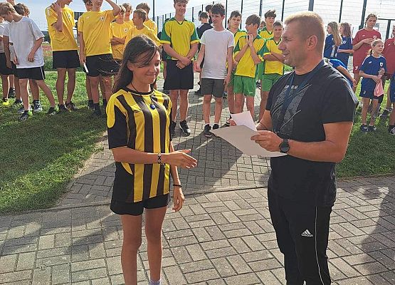 Gminne zawody w sztafetowych biegach przełajowych. grafika