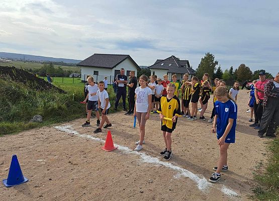 Gminne zawody w sztafetowych biegach przełajowych. grafika