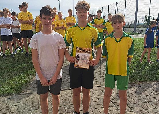 Gminne zawody w sztafetowych biegach przełajowych. grafika