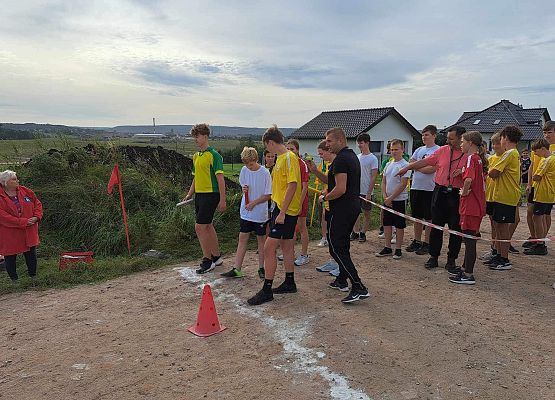 Gminne zawody w sztafetowych biegach przełajowych. grafika