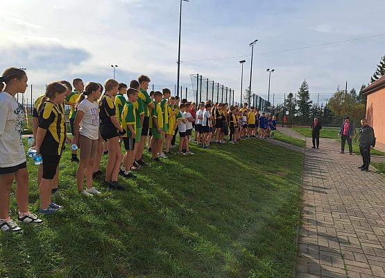 Gminne zawody w sztafetowych biegach przełajowych. grafika