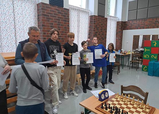 Mistrzostwo powiatu i awans do półfinału wojewódzkiego w szachach drużynowych. grafika
