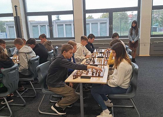 Uczniowie w składzie Marcel Detlaf, Oskar Okrój, Amelia Gerc, Marcjanna Itrych i Andrii Rumiantsev w reprezentacji powiau w szachach drużynowych