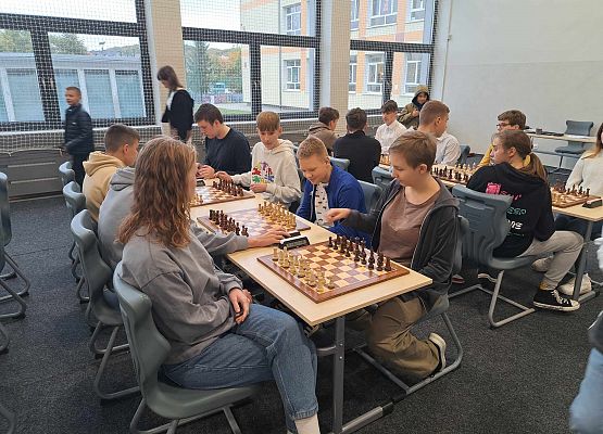 Uczniowie w składzie Marcel Detlaf, Oskar Okrój, Amelia Gerc, Marcjanna Itrych i Andrii Rumiantsev w reprezentacji powiau w szachach drużynowych