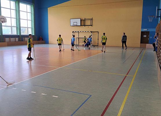 Dziewczęta i chłopcy młodsi (klasy IV-VI) rywalizują w zawodach w unihokeju.