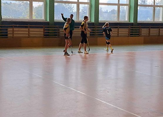 Dziewczęta i chłopcy młodsi (klasy IV-VI) rywalizują w zawodach w unihokeju.