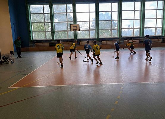 Dziewczęta i chłopcy młodsi (klasy IV-VI) rywalizują w zawodach w unihokeju.