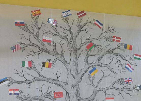 Drzewo - symbol 28 państw - państw, z których pochodzili więżniowie KL Stutthof