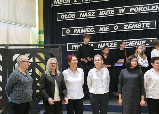 Pani dyrektor Alicja Guźniczak składa podziękowania nauczycielom.