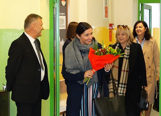 Uroczystość 20lecia nadania imienia Szkole Podstawowej w Garczegorzu, wystawy na holu szkoły.