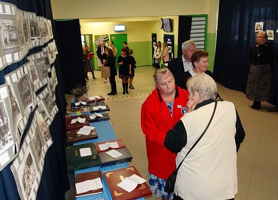 Uroczystość 20lecia nadania imienia Szkole Podstawowej w Garczegorzu, wystawy na holu szkoły.