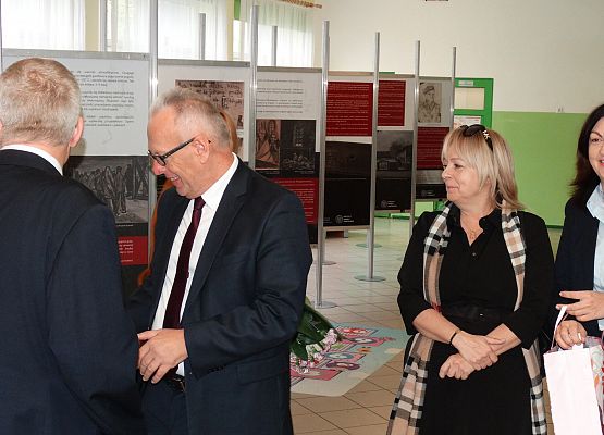 Uroczystość 20lecia nadania imienia Szkole Podstawowej w Garczegorzu, wystawy na holu szkoły.