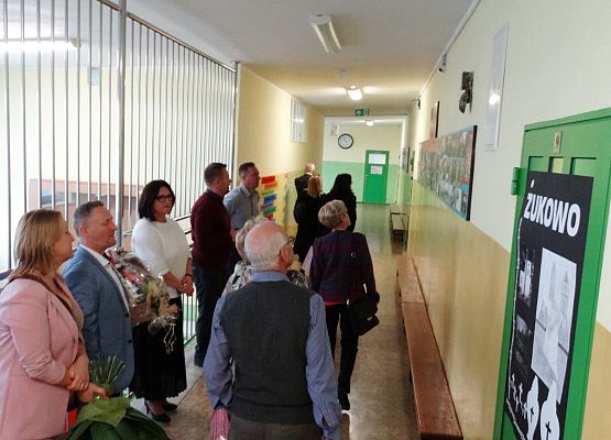 Uroczystość 20lecia nadania imienia Szkole Podstawowej w Garczegorzu, wystawy na holu szkoły.