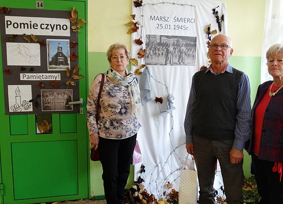 Uroczystość 20lecia nadania imienia Szkole Podstawowej w Garczegorzu, wystawy na holu szkoły.