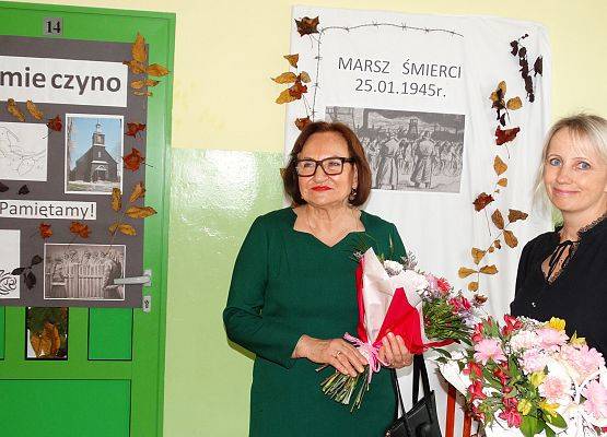 Uroczystość 20lecia nadania imienia Szkole Podstawowej w Garczegorzu, wystawy na holu szkoły.