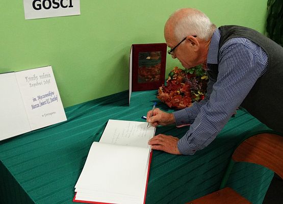 Uroczystość 20lecia nadania imienia Szkole Podstawowej w Garczegorzu, wystawy na holu szkoły.