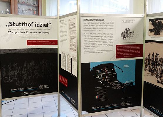 Uroczystość 20lecia nadania imienia Szkole Podstawowej w Garczegorzu, wystawy na holu szkoły.