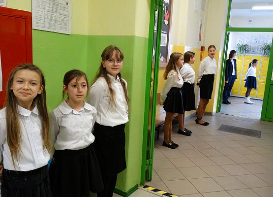 Uroczystość 20lecia nadania imienia Szkole Podstawowej w Garczegorzu, wystawy na holu szkoły.