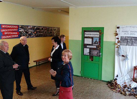 Uroczystość 20lecia nadania imienia Szkole Podstawowej w Garczegorzu, wystawy na holu szkoły.