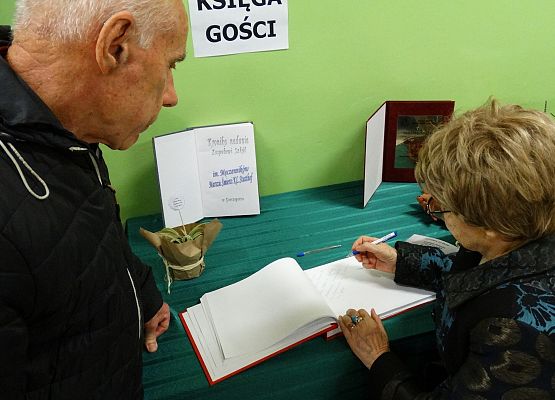 Uroczystość 20lecia nadania imienia Szkole Podstawowej w Garczegorzu, wystawy na holu szkoły.