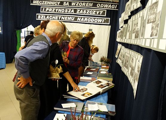 Uroczystość 20lecia nadania imienia Szkole Podstawowej w Garczegorzu, wystawy na holu szkoły.