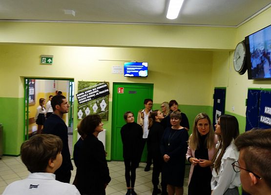 Uroczystość 20lecia nadania imienia Szkole Podstawowej w Garczegorzu, wystawy na holu szkoły.