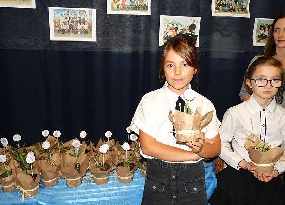 Uroczystość 20lecia nadania imienia Szkole Podstawowej w Garczegorzu, wystawy na holu szkoły.