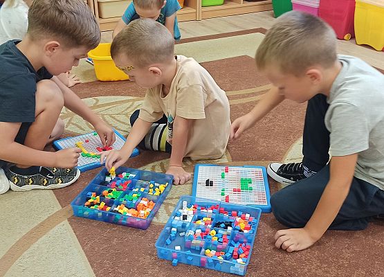 Grafika 1: Ćwiczymy małą motorykę.