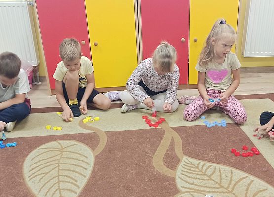 Grafika 8: Ćwiczymy małą motorykę.