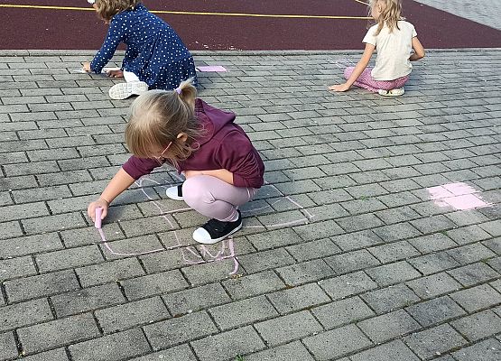 Grafika 11: Ćwiczymy małą motorykę.