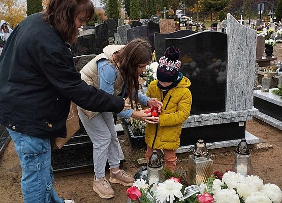 Wyjście na cmentarz.
