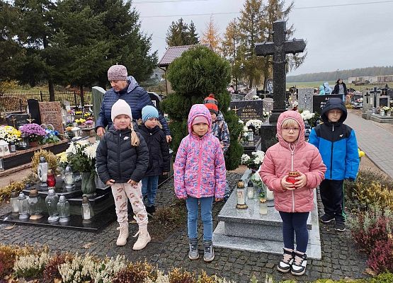 Wyjście na cmentarz.