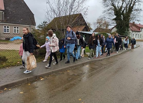 Wyjście na cmentarz.
