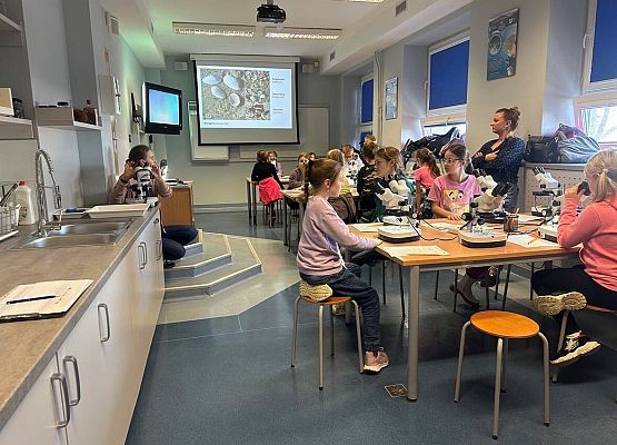 Zajęciach zorganizowanych na terenie Akwarium Gdyńskiego w ramach projektu Od Bałtyku do Atlantyku