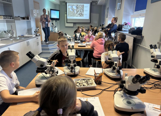 Zajęciach zorganizowanych na terenie Akwarium Gdyńskiego w ramach projektu Od Bałtyku do Atlantyku