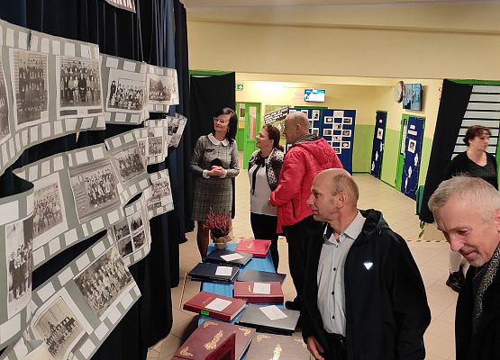 Pokaz programu słowno- muzycznego przygotowanego przez nauczycieli i uczniów naszej szkoły z okazji 20lecia nadania imienia szkole.