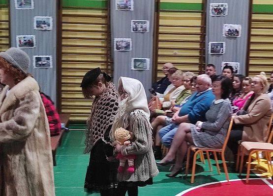 Pokaz programu słowno- muzycznego przygotowanego przez nauczycieli i uczniów naszej szkoły z okazji 20lecia nadania imienia szkole.