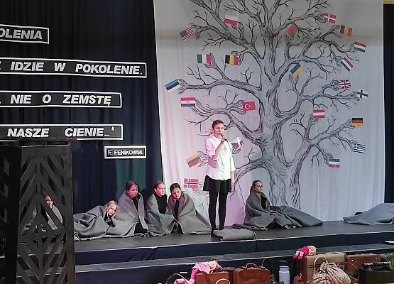 Pokaz programu słowno- muzycznego przygotowanego przez nauczycieli i uczniów naszej szkoły z okazji 20lecia nadania imienia szkole.