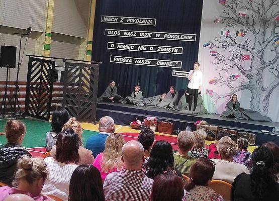 Pokaz programu słowno- muzycznego przygotowanego przez nauczycieli i uczniów naszej szkoły z okazji 20lecia nadania imienia szkole.