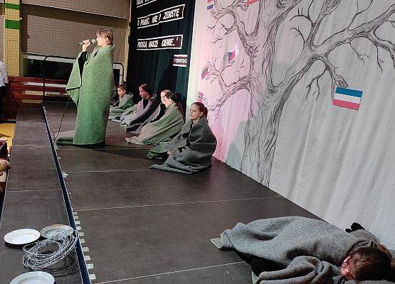 Pokaz programu słowno- muzycznego przygotowanego przez nauczycieli i uczniów naszej szkoły z okazji 20lecia nadania imienia szkole.