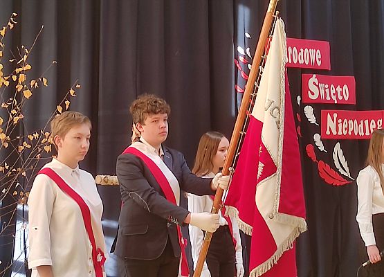 Uroczystości z okazji Dnia Niepodległości w szkole w Garczegorzu.