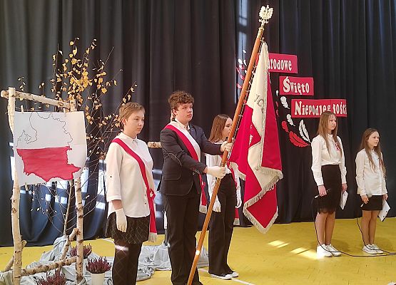 Uroczystości z okazji Dnia Niepodległości w szkole w Garczegorzu.