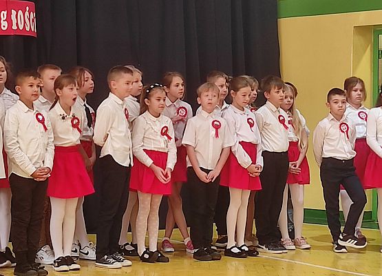 Uroczystości z okazji Dnia Niepodległości w szkole w Garczegorzu.