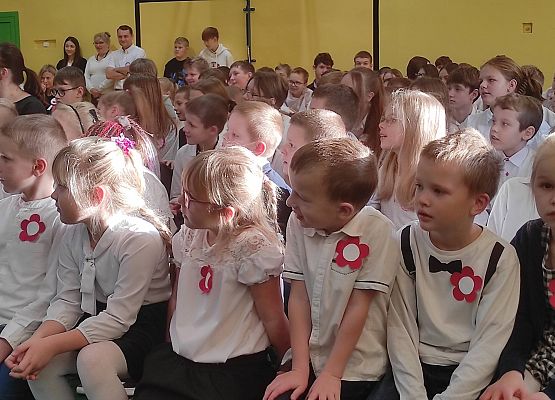 Uroczystości z okazji Dnia Niepodległości w szkole w Garczegorzu.