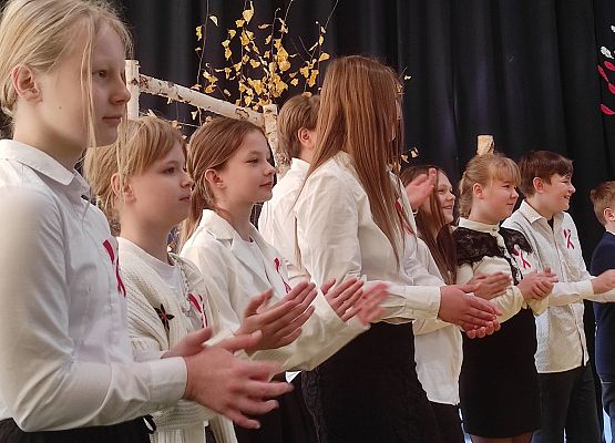 Uroczystości z okazji Dnia Niepodległości w szkole w Garczegorzu.