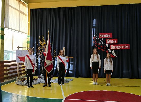 Uroczystości z okazji Dnia Niepodległości w szkole w Garczegorzu.