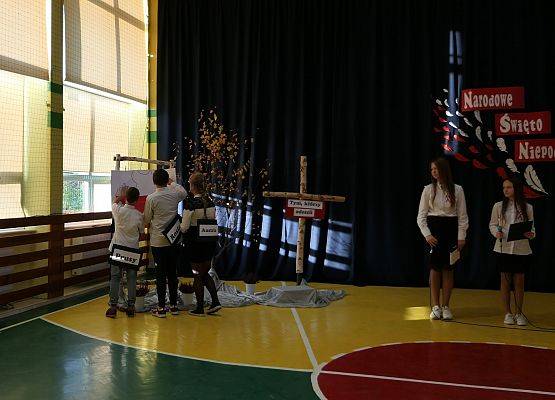 Uroczystości z okazji Dnia Niepodległości w szkole w Garczegorzu.
